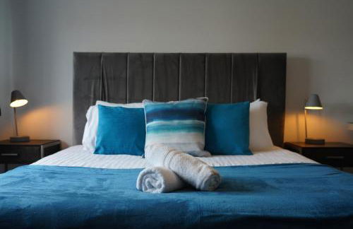 Rare find - new build 3 bedroom house near Cheshire Oaks - Photo 6