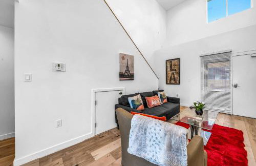 Modern Chic Loft In Hollywood-Koreatown With Parking - Photo 9