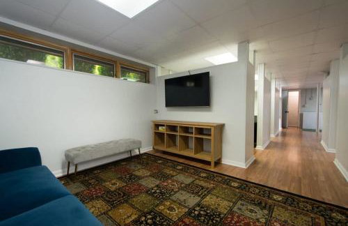 Mountain View 3BR with Sunroom, Close to Ski and Trails - Foto 40