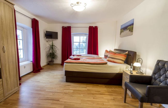 Courtyard View - Manor by the Lake - Photo 1