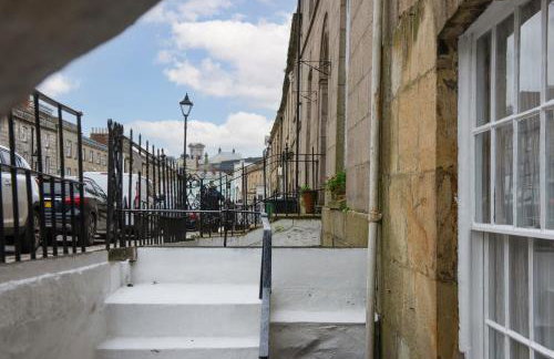 City Centre 1 bed Georgian flat with courtyard - Photo 28