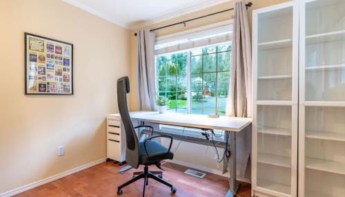 Spacious & Serene 6-Br Family Retreat in Kirkland - Photo 5