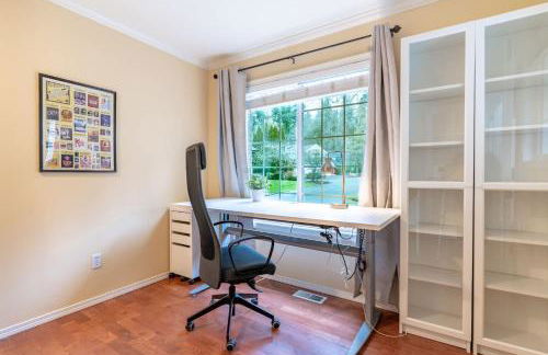 Spacious & Serene 6-Br Family Retreat in Kirkland - Photo 5