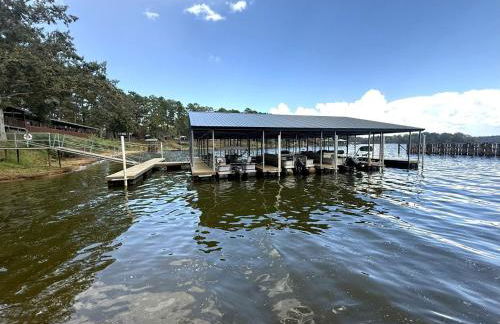 Spacious Modern Cabin on Toledo Bend Lake with Gorgeous Deck and Patio for an Amazing Family Getaway in Hemphill, Texas - Foto 6