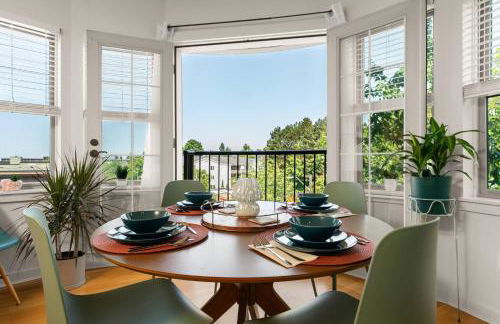 Chic 2BR • King Beds • Huge Patio • 95 Walk Score! - Foto 4