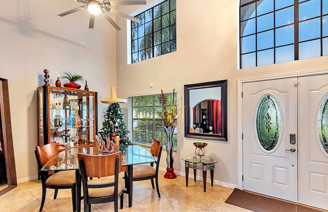 Urban Oasis W/hot Tub, Heated Pool And Private Movie Theater 2 Bedroom Home by RedAwning - Foto 3