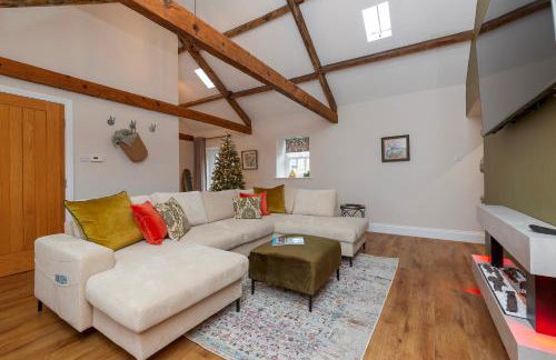 Luxury Barn - Hot Tub, Views, Stunning Location! - Pass the Keys - Photo 10