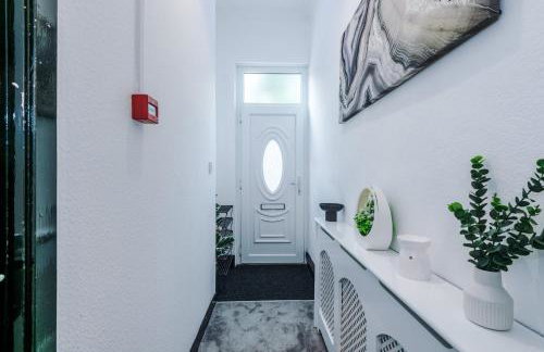 Spacious 5 bedroom house near Leeds City Centre sleeps 12 suits contractors with free parking - Foto 18