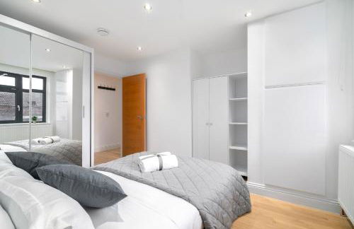 2 Bedroom, 2 Bathroom Apartment with Balcony in Hoxton Shoreditch, Sleeps 6 - Foto 9
