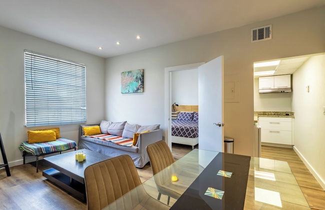 Coastal 2BR Escape | Walk to Beach & 2 Queen Beds - Foto 1