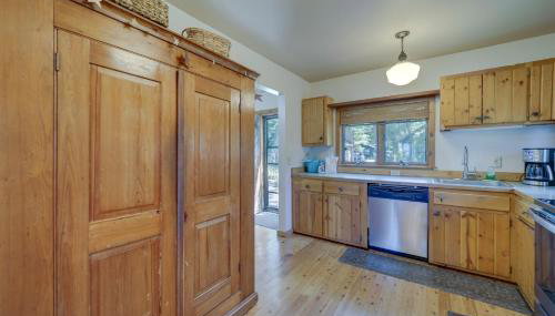 21 Mi to Slopes! Torch Lake Home with Private Beach - Foto 4