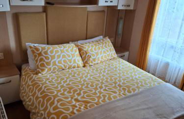 Caravan with hot tub at Tattershall lakes - Foto 10