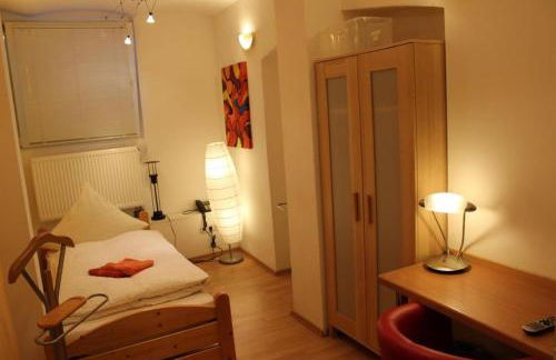 BudgetRooms - souterrain-private rooms & kitchen - Foto 7