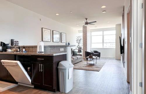 Stylish Downtown High-Rise - 2BD - Foto 9