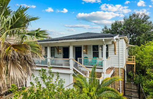 Port Side at M Historic Lost Bayou Retreat Walk to Beach Sleeps 6 - Foto 1