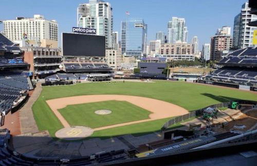 Private and Stylish 3Bdrm 3Ba Townhome, Gated Patio, King Bed, Spacious, Free Parking, Available now - Foto 31