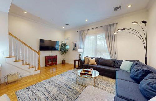 3-Bed 2-Bath Brookline Village Townhome w Deck - Foto 3