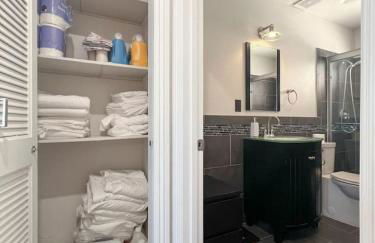 Spacious 4BR plus Den with Pool, Jacuzzi, BBQ, Near Strip - Foto 30