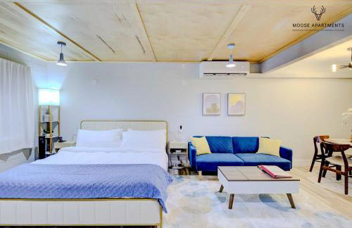 The Moose #5 - Modern Comfy Studio with King Bed, Free Parking & Fast WiFi - Foto 1