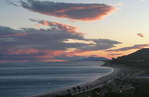 Apartamento con terraza, vistas playa y montaña - Foto 35