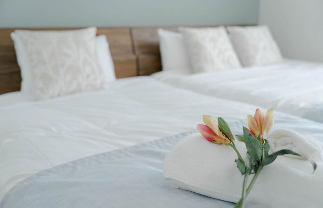 THE LUNA LOUNGE - Photo 42