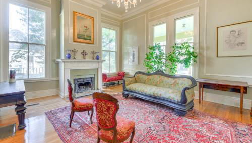 Ornate Victorian Home with Courtyard and Fire Pit! - Foto 4