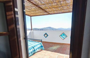 Künstlerhaus Finca Madreselva mit atemberaubenden Weitblick mit Infinitypool, kleinen Teichen und vielen Sitzplätzen in Tolox Malaga im Nationalpark Sierra de las Nieves, ideal für Entspannung, aber auch zum Wandern - Foto 40
