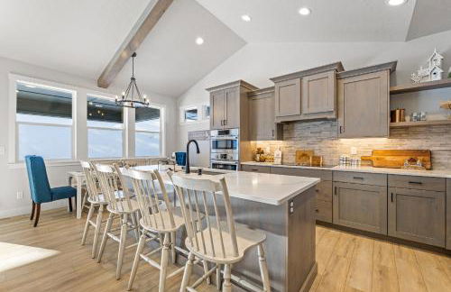 New Mountain Bluebird - walk to lake, golf, and town - game rm - family friendly - sleeps 14 - Photo 3