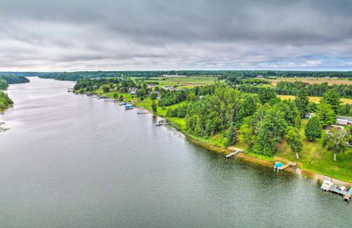 Riverfront Home with Dock about 6 Mi to Cheboygan! - Foto 31