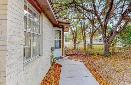 Beautiful dog-friendly home with fireplace, large yard, hammock, W/D, and AC - Foto 32