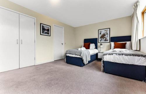 Large Group & Contractor Booking! Duplex w/Parking - Photo 6