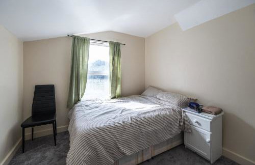 House - Sleeps 8 - Garden - Short Walk to Station - Foto 10