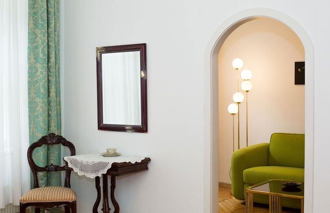 Marthas Veranda Apartment - Photo 4