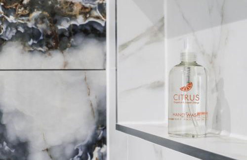 The Abbey Apartment - 1BR Apt with Dedicated Workspace, Fast Wifi & Stylish Kitchen Island & Free Secure Underground Parking - Foto 64