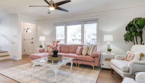 Stylish 3BR w Sunroom & Deck - Foto 3