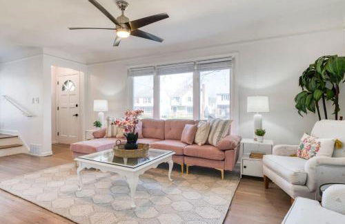 Stylish 3BR w Sunroom & Deck - Foto 3