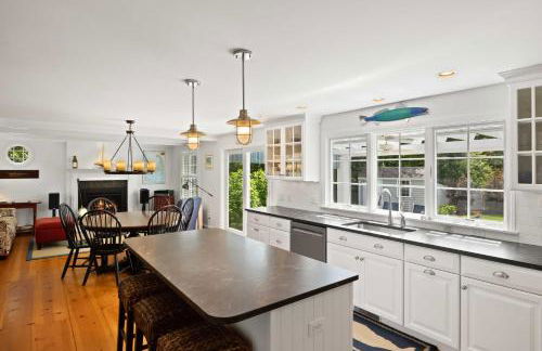 3 Bicycles Provided! Cape Cod Cottage with Deck - Foto 16