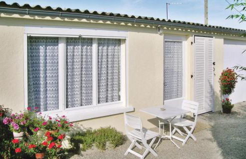 Amazing Home In Quettehou - Foto 1