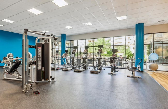 Stylish 1 BR Apartment w Movie Theater - Photo 4