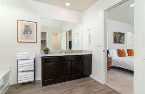 Spacious Family Oasis ~ PoolTable ~ Backyard ~ Pkg - Foto 14