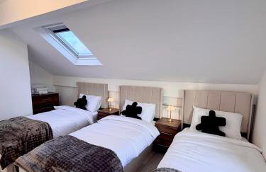 Lux 4 Bedroom House - Jacuzzi Bath Sleeps 9 Free Parking Near Leeds Centre - Foto 16