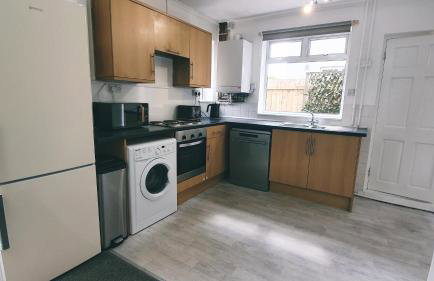 Free Parking, Ideal for long term contractor, etc stays, Fast WIFI, 3 miles 7 mins drive to Nissan, 15 mins to Sunderland Newcastle, Regular Housekeeping Options - Dwellcome Home Ltd 3 DOUBLE Bedroom House Boldon - see our site for assurance - Foto 17