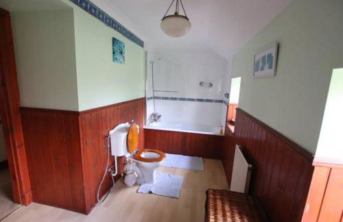 Serene Countryside Home with Manicured Gardens - Foto 16