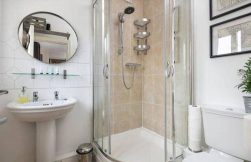 Large 2 Bedroom City Centre Apartment + Parking - Photo 17