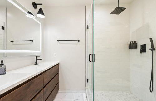 Designer 3-Bedroom Home with King Bed, Family-Friendly, Columbia Heights - Foto 6