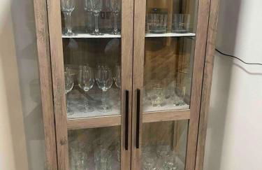 Cozy Roomy family sized apartment on major bus route close to all - Foto 7