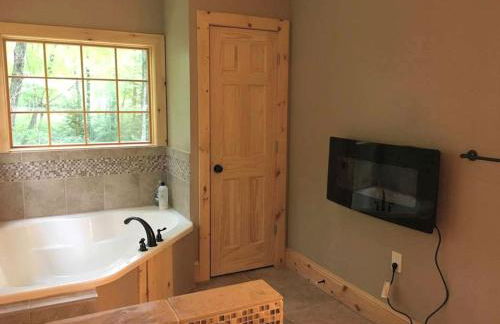 Cozy Vacation Rental for 10 with a Fire Pit in Jim Thorpe, Pennsylvania - Photo 34