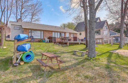 Dock and Views Lake Mitchell Home in Cadillac! - Foto 26