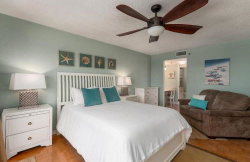 Beach views with top complex amenities and covered parking! - Foto 16