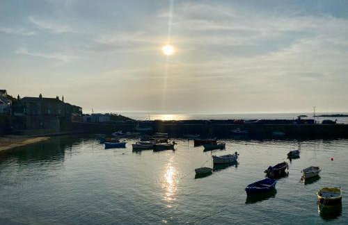 The Old Gallery - Charming Coastal Escape For Two - Photo 43